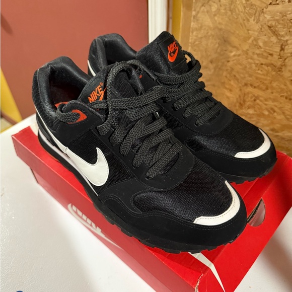 Nike Men's Black/Orange Sneakers - Picture 2 of 7